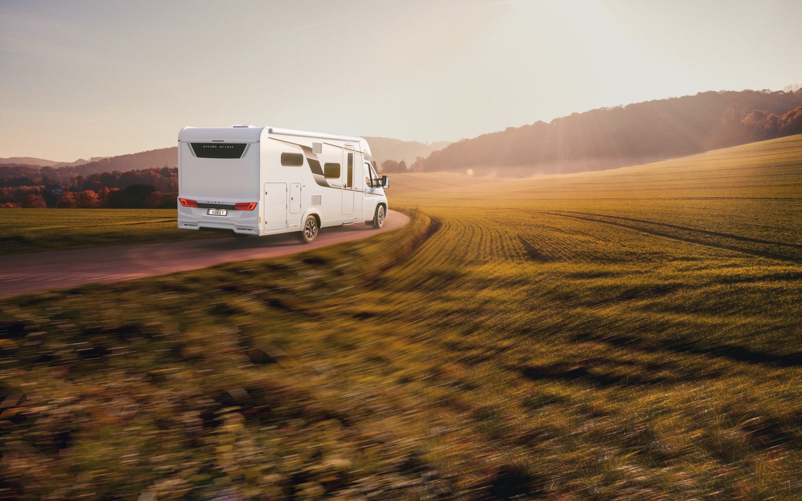 Hobby Optima deluxe_motorhome driving country side