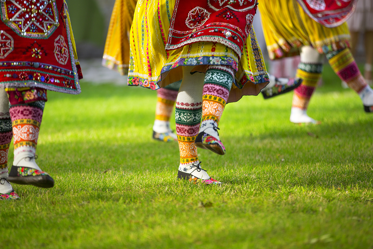Estonian folk dance - Le studio Shutterstock